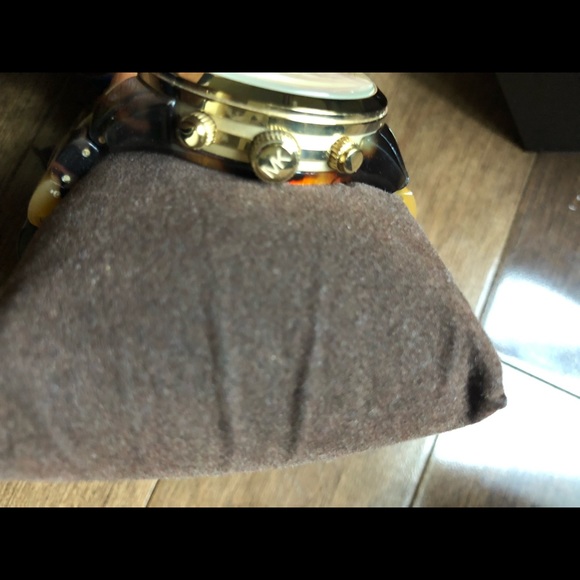 Authentic Michael Kors tortoise watch - Picture 3 of 5